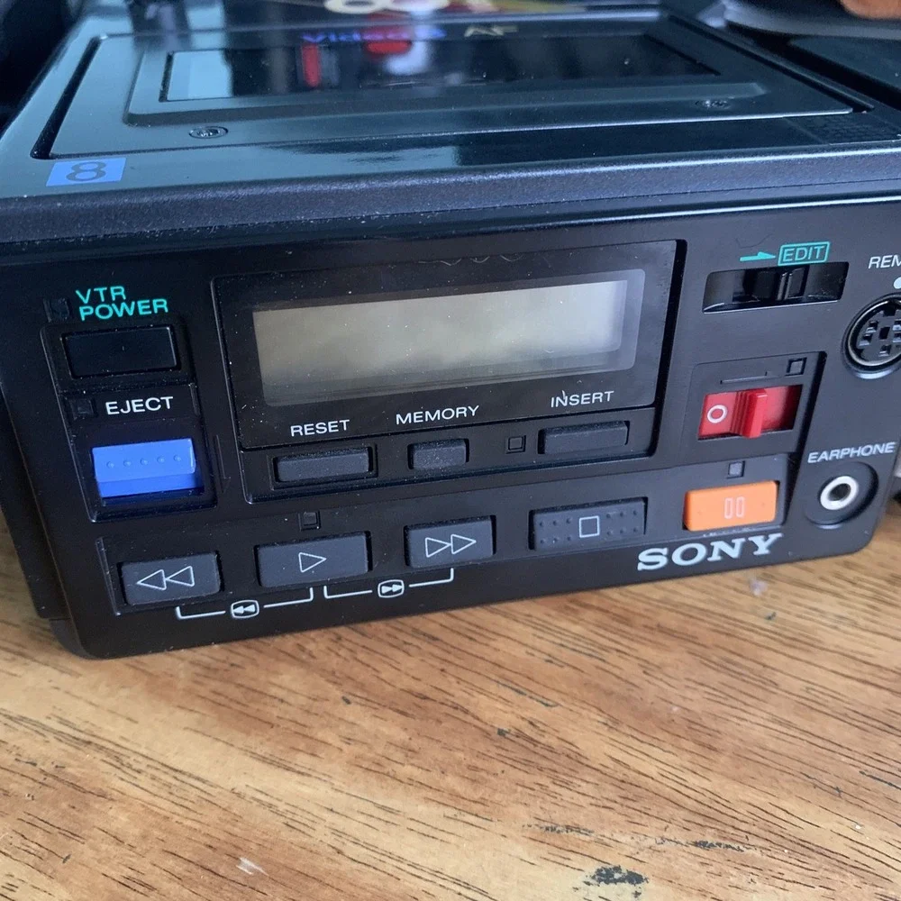 SONY CCD-V8AF /AFu Video8 8mm Video Camera Recorder With Accessories READ